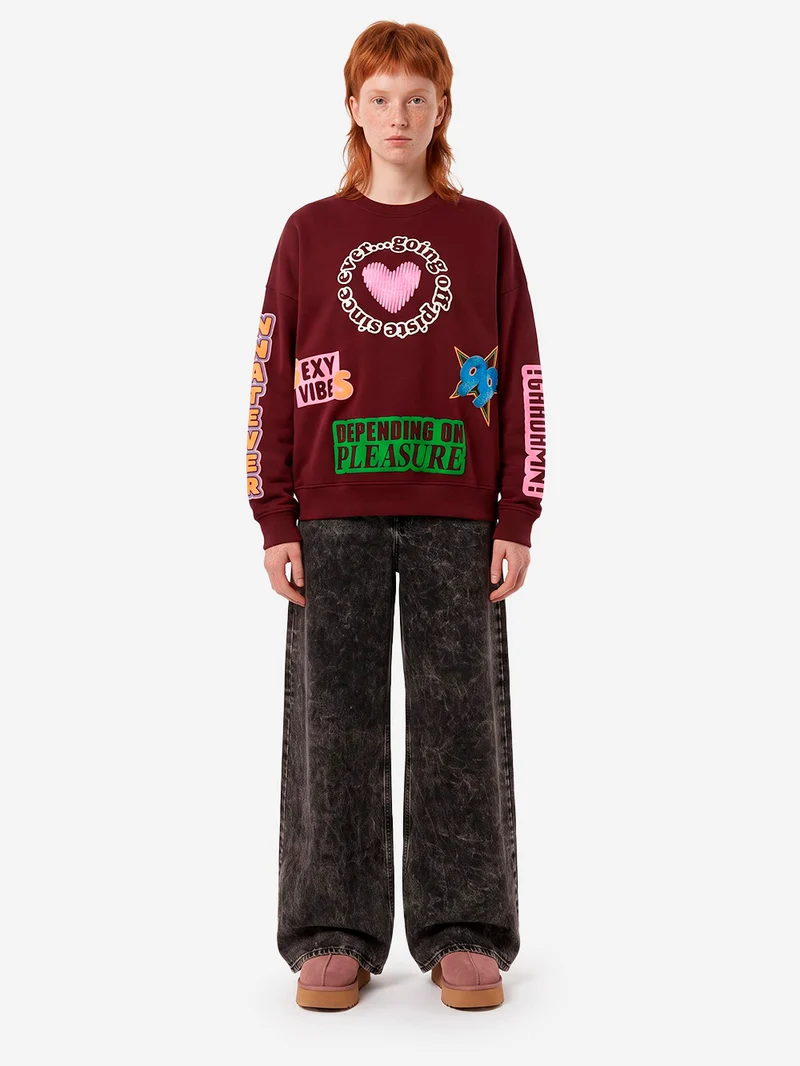 Felpa burgundy con grafiche e decorazioni