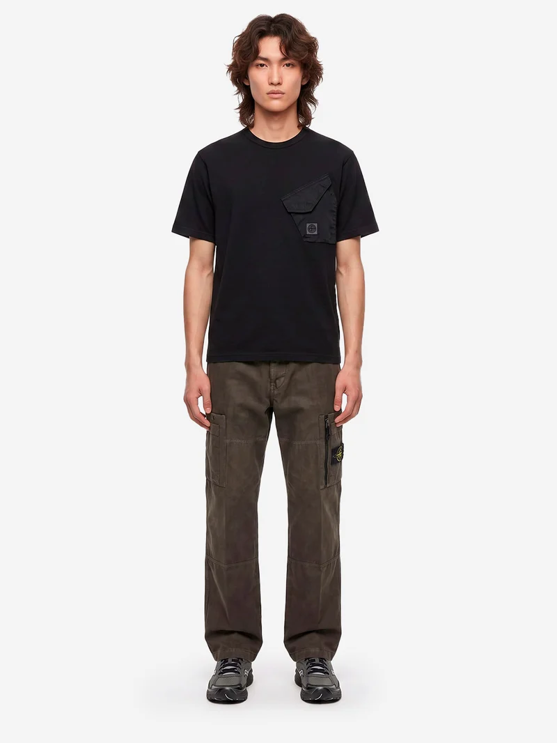 T-shirt nera con tasca a soffietto e patch Compass