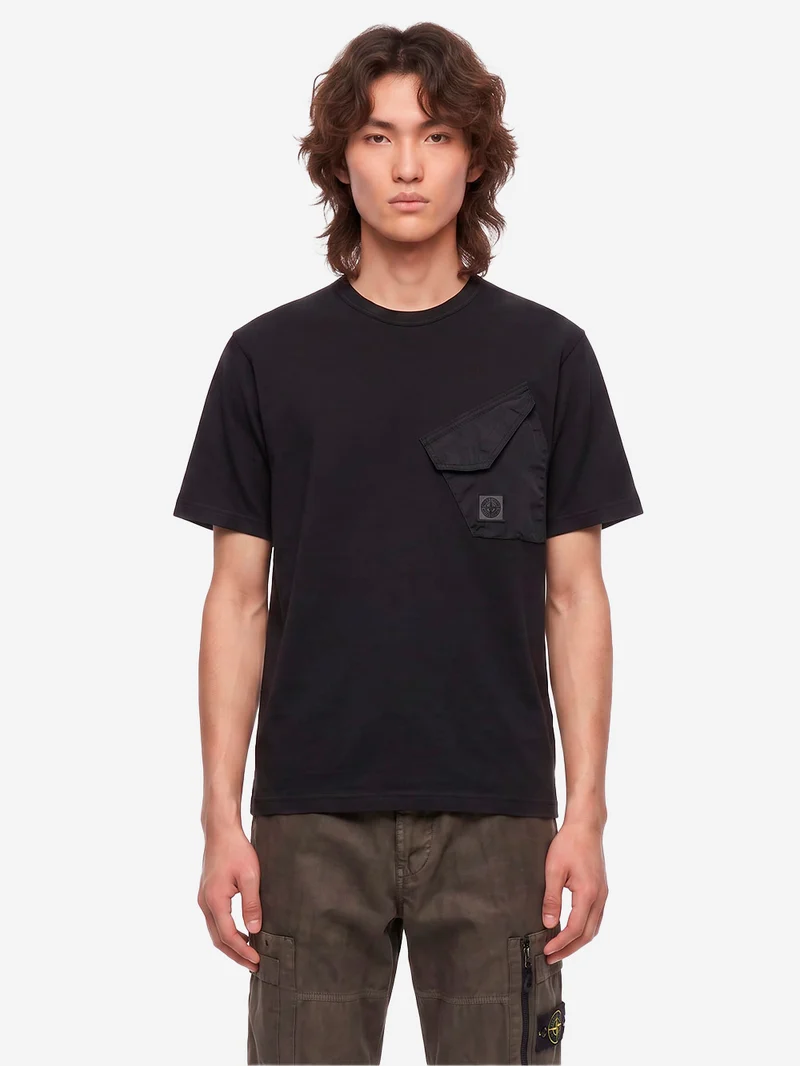 T-shirt nera con tasca a soffietto e patch Compass