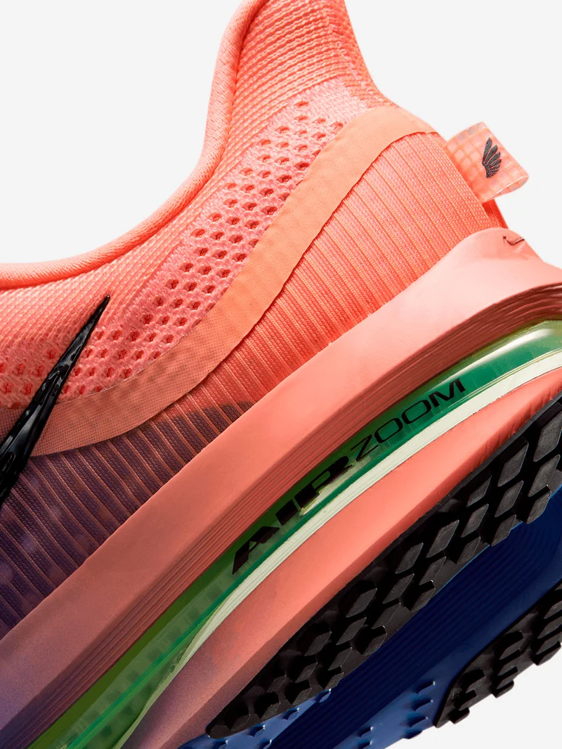Pegasus Premium 'Racer Blue Atomic Pink' running