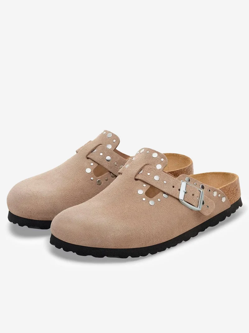 Boston in suede taupe con rivetti