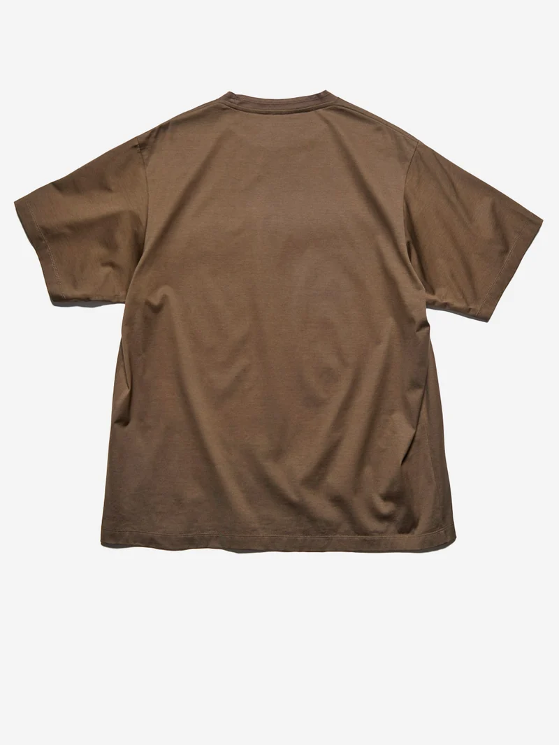 T-shirt marrone in cotone Luster con colletto a costine e finiture cut-off