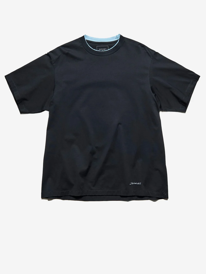 T-shirt nera in cotone Luster con colletto a costine e finiture cut-off