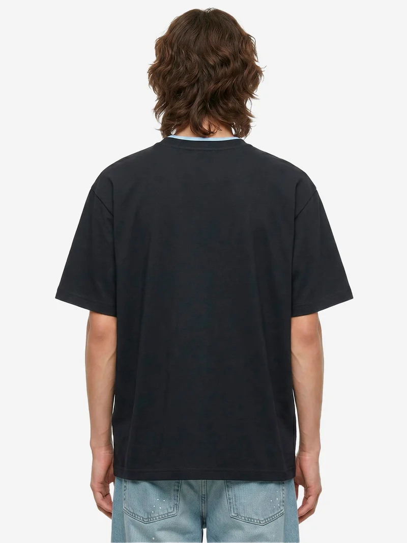 T-shirt nera in cotone Luster con colletto a costine e finiture cut-off