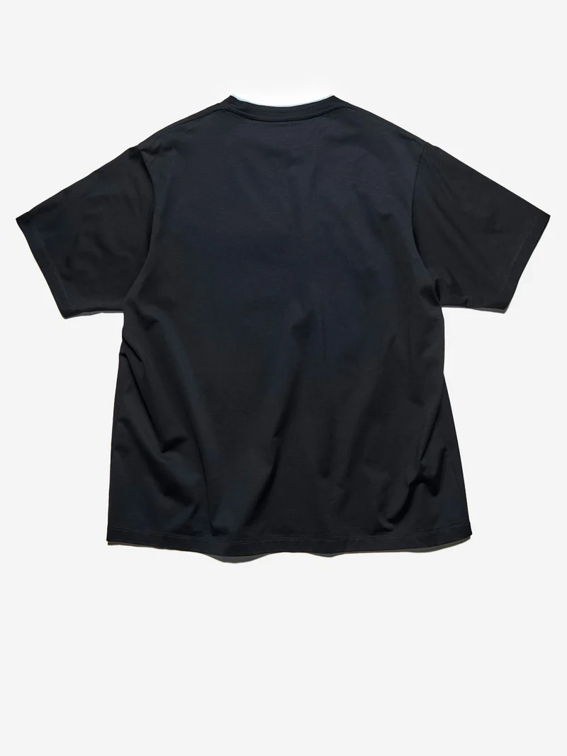 T-shirt nera in cotone Luster con colletto a costine e finiture cut-off