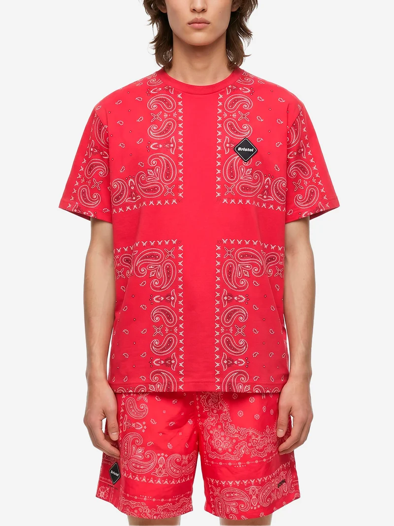 T-shirt rossa con stampa bandana