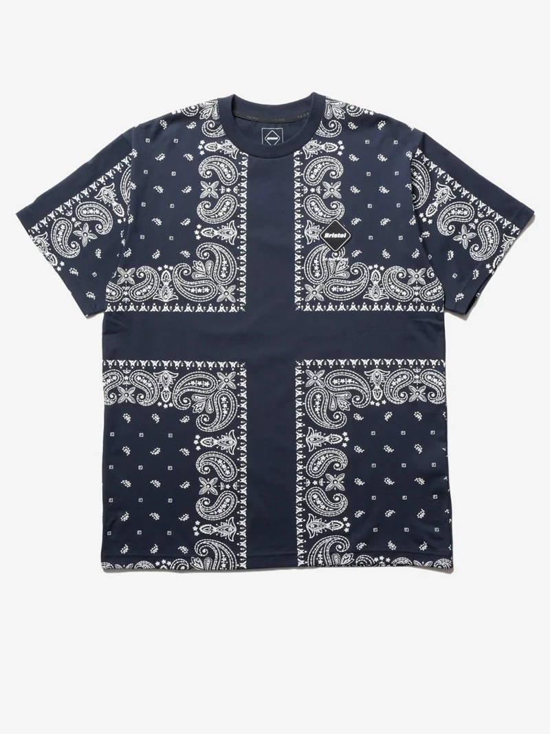 T-shirt blu con stampa bandana