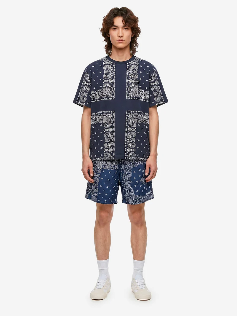 T-shirt blu con stampa bandana
