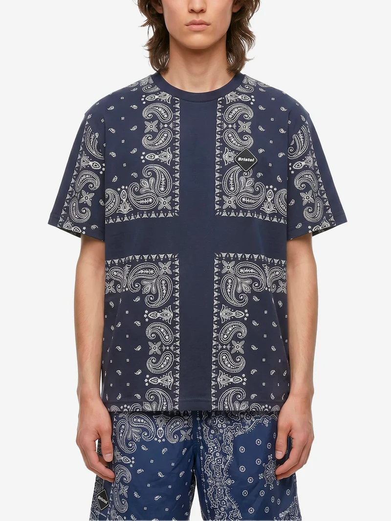 T-shirt blu con stampa bandana