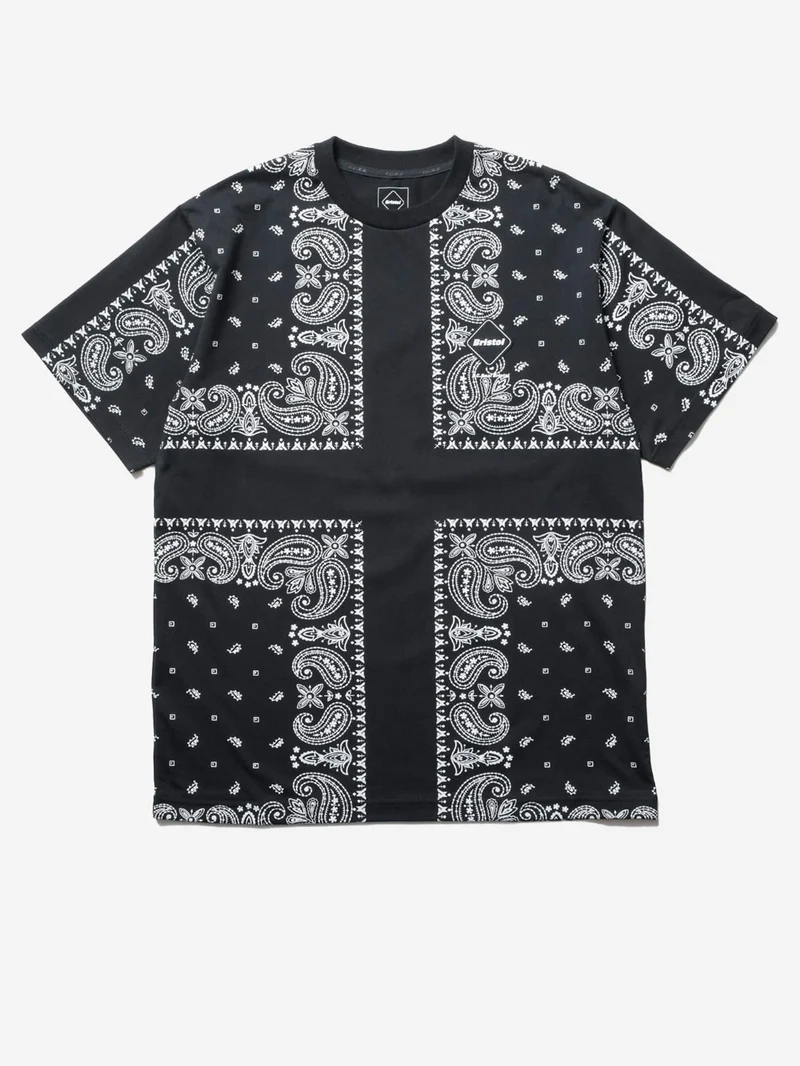 T-shirt nera con stampa bandana