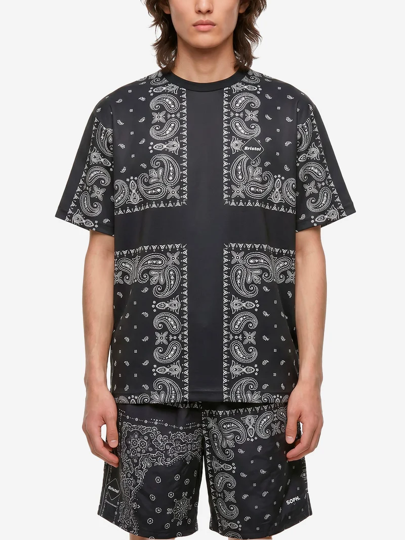 T-shirt nera con stampa bandana