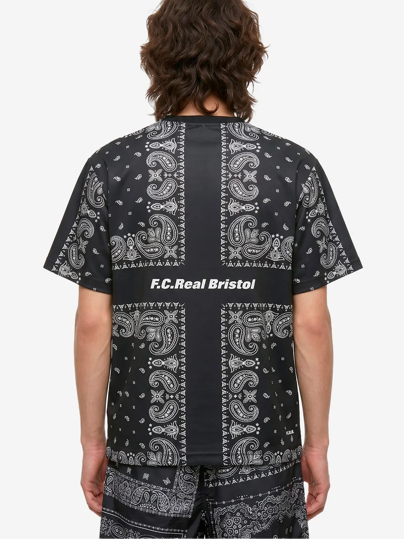 T-shirt nera con stampa bandana