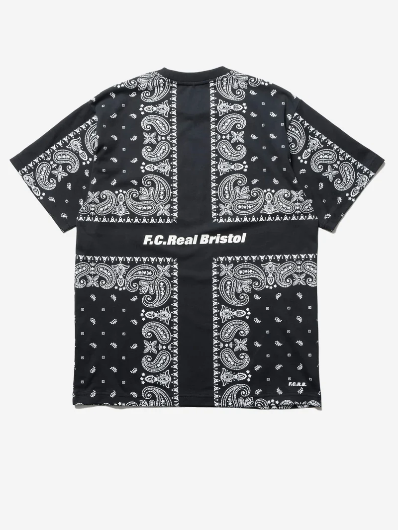T-shirt nera con stampa bandana