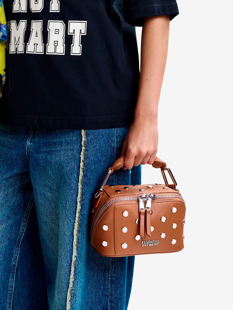 Mini borsa 'Bobbi' in pelle marrone con borchie