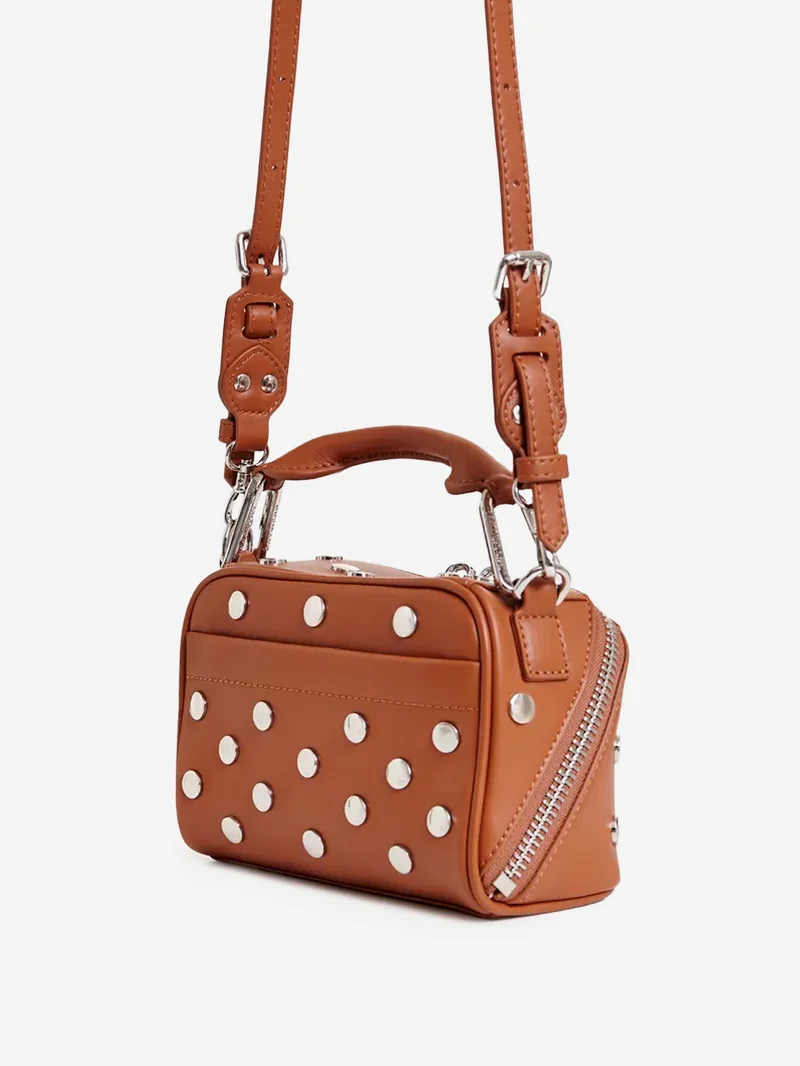 Mini borsa 'Bobbi' in pelle marrone con borchie