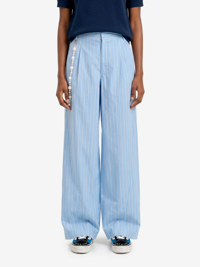 Pantaloni in cotone azzurro e bianco con gamba affusolata e cintura di perle staccabile