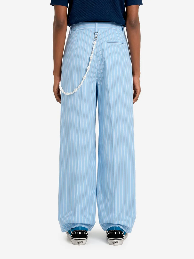 Pantaloni in cotone azzurro e bianco con gamba affusolata e cintura di perle staccabile