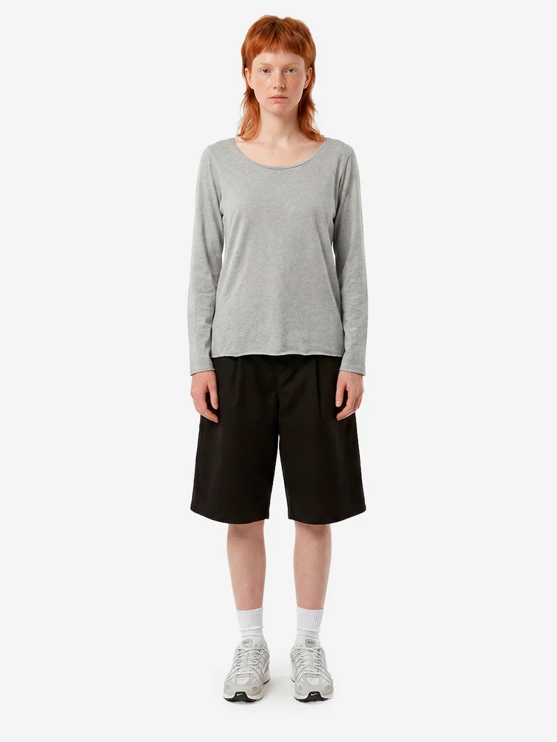 T-shirt grigia a manica lunga con scollo a barchetta