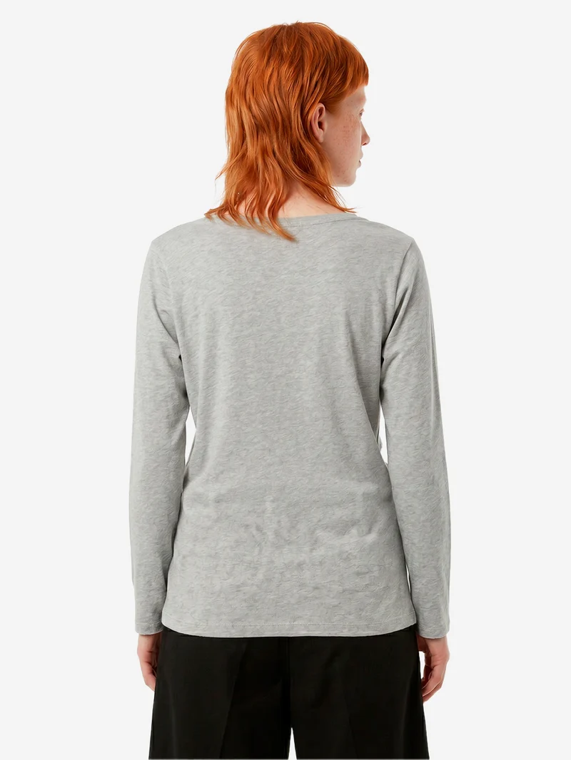 T-shirt grigia a manica lunga con scollo a barchetta