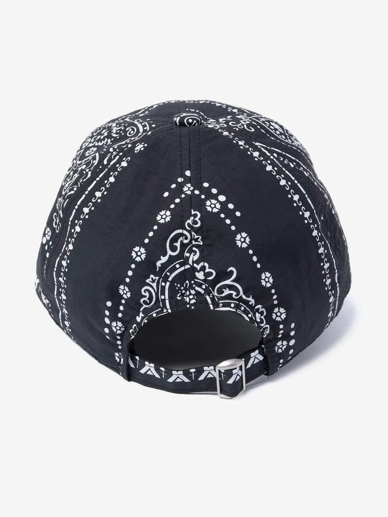 Cappello nero in nylon con stampa bandana