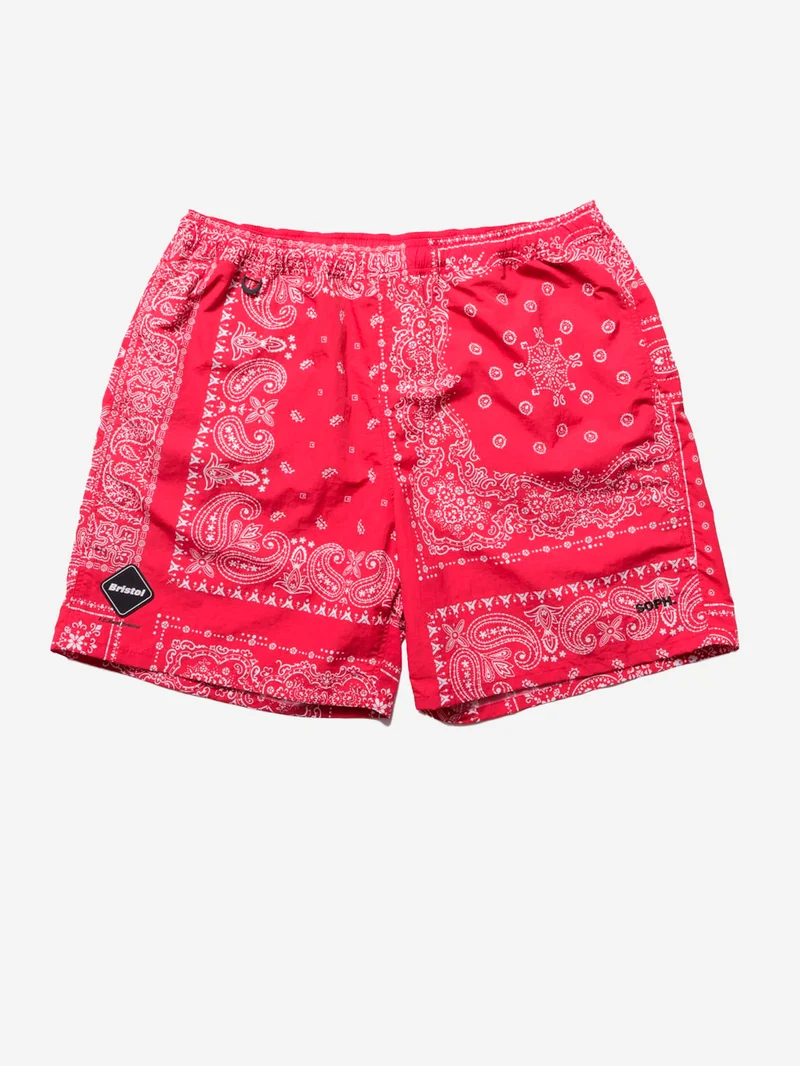 Shorts rossi in nylon con stampa bandana