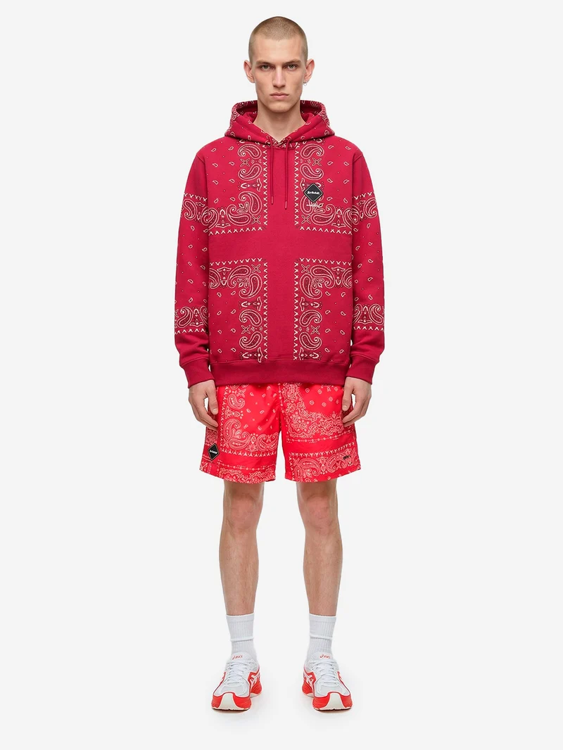 Shorts rossi in nylon con stampa bandana