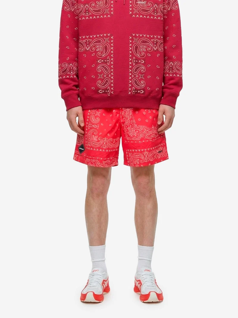 Shorts rossi in nylon con stampa bandana