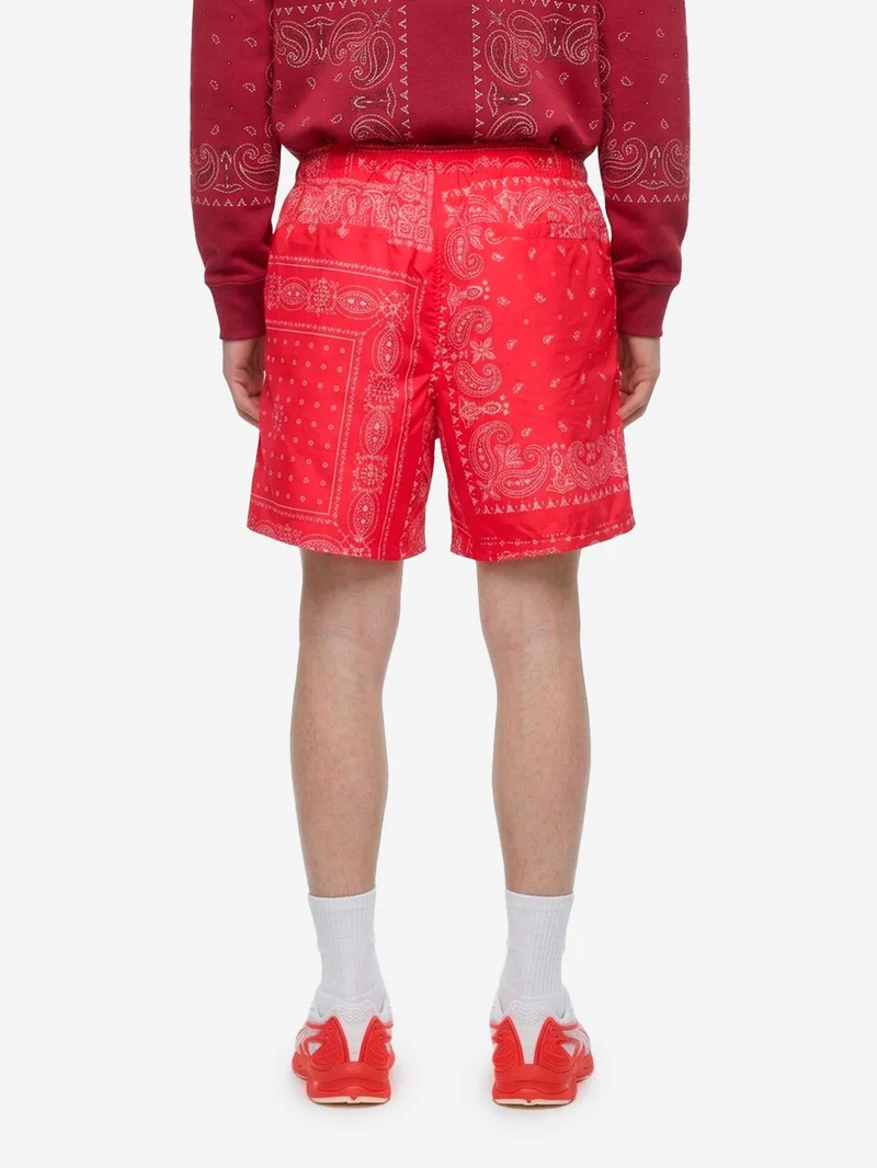 Shorts rossi in nylon con stampa bandana