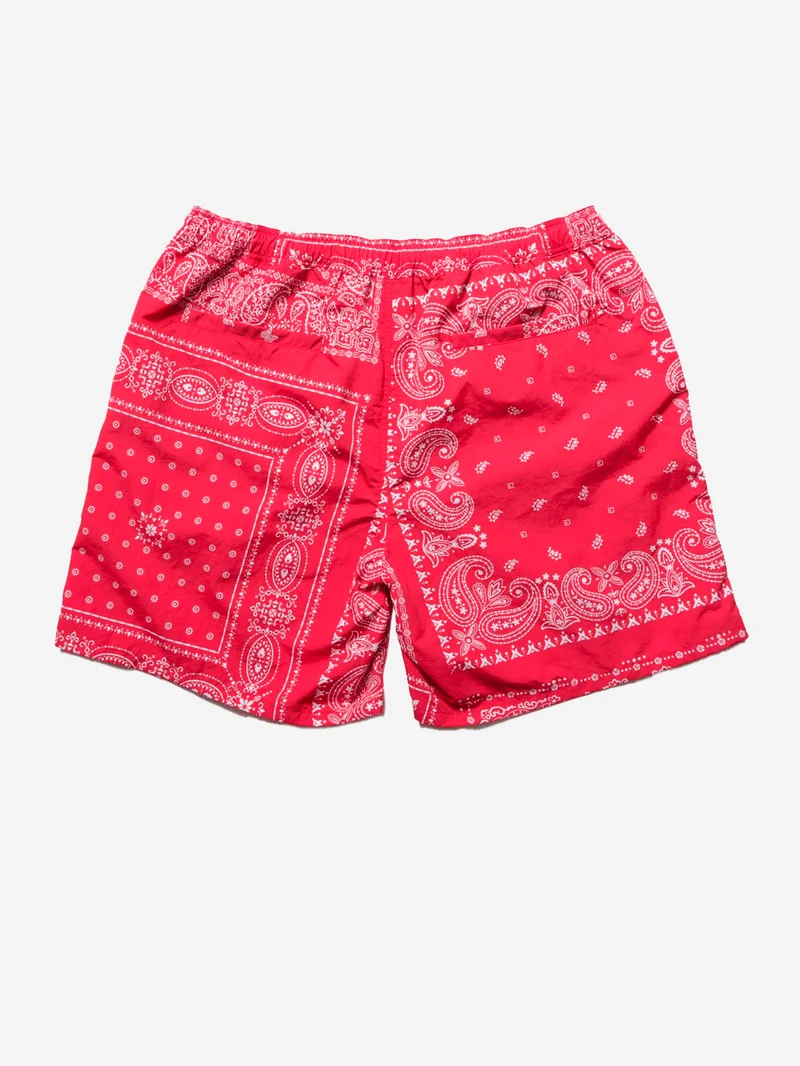 Shorts rossi in nylon con stampa bandana