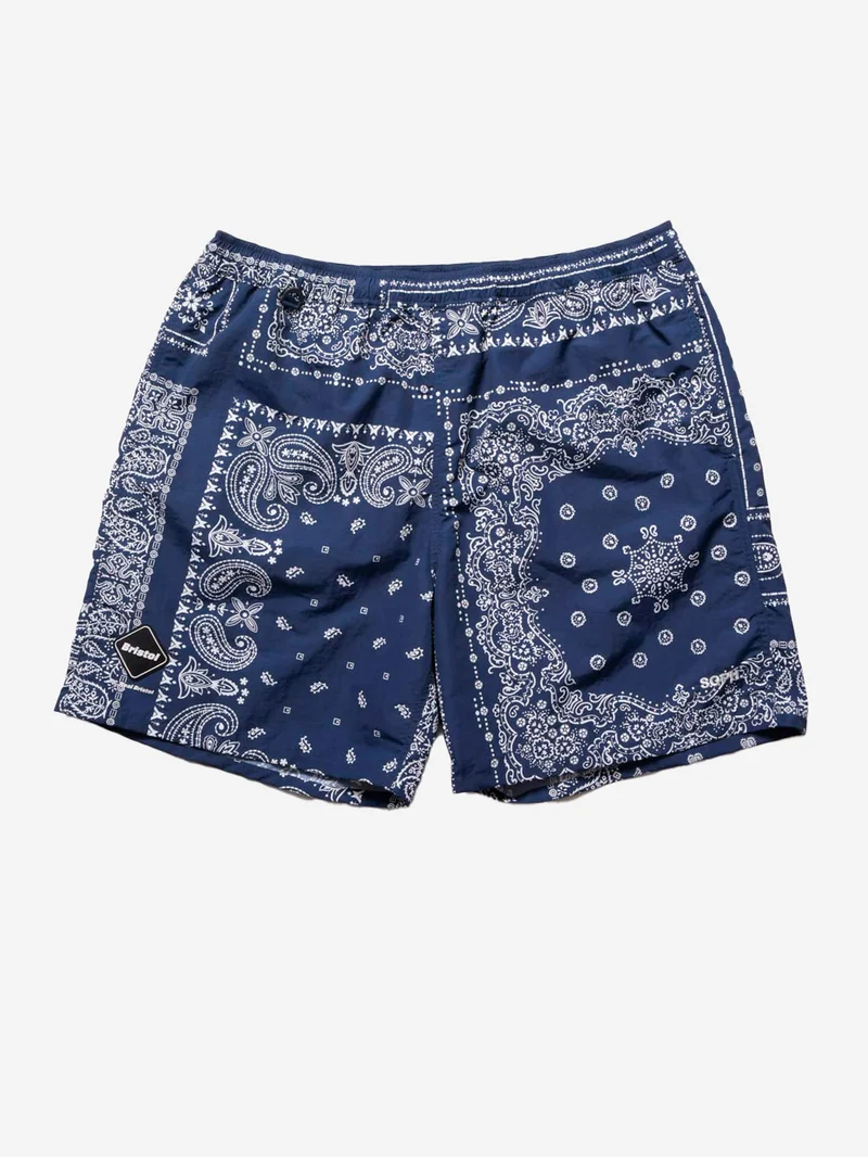 Shorts blu in nylon con stampa bandana