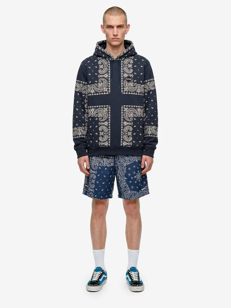 Shorts blu in nylon con stampa bandana
