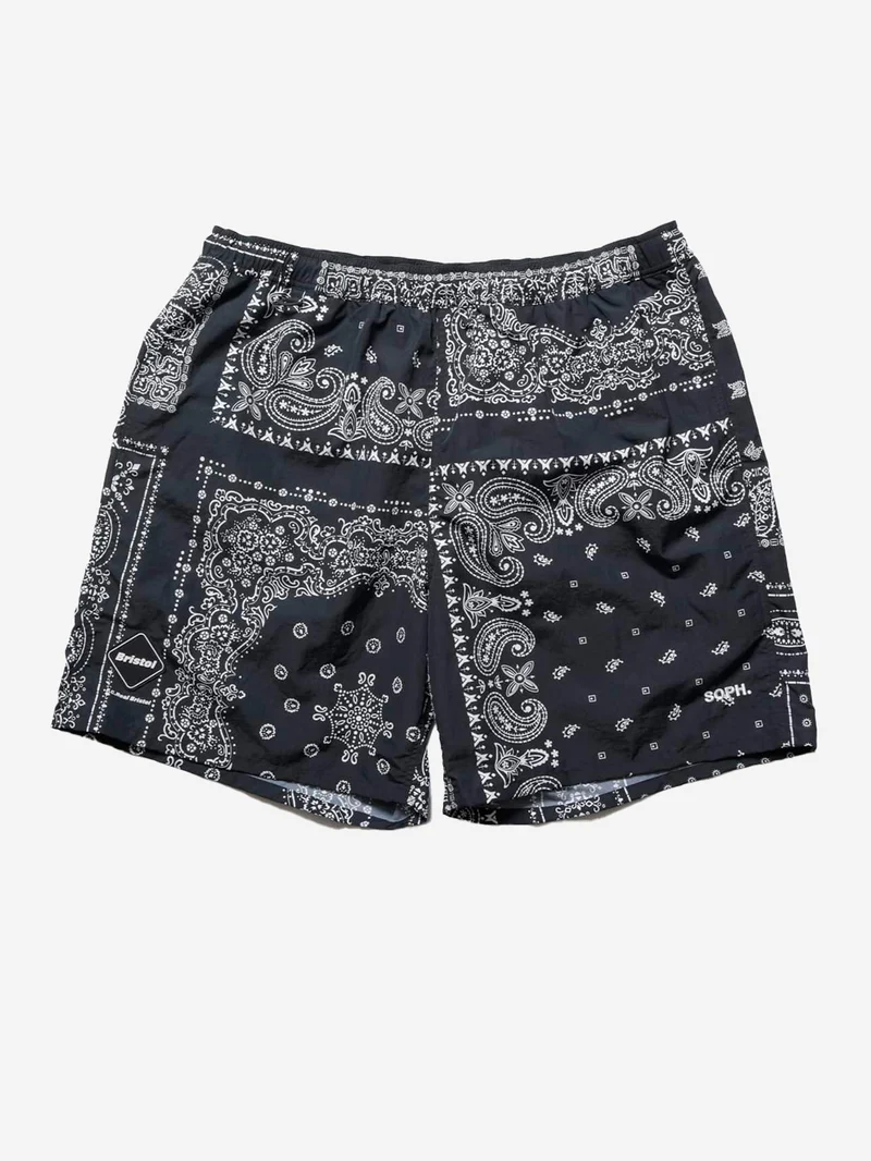 Shorts neri in nylon con stampa bandana
