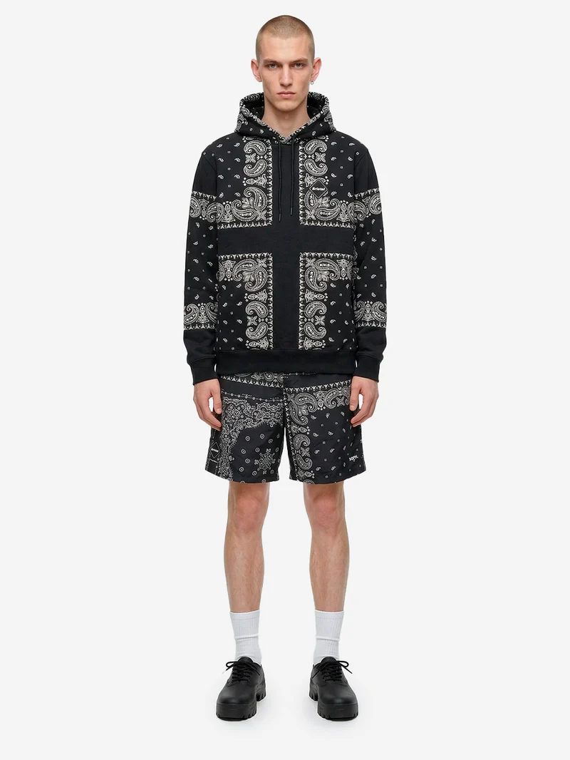 Shorts neri in nylon con stampa bandana