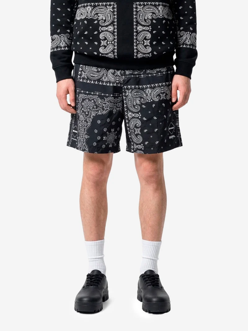 Shorts neri in nylon con stampa bandana