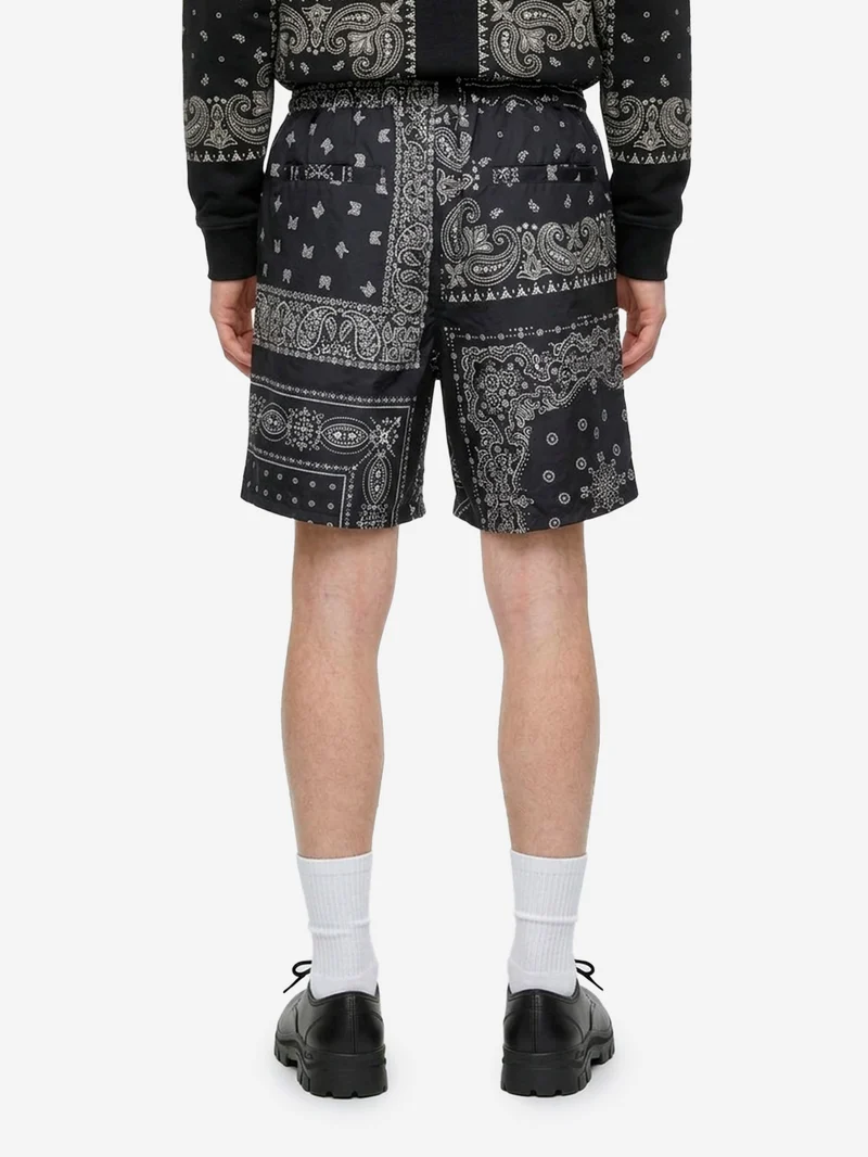 Shorts neri in nylon con stampa bandana