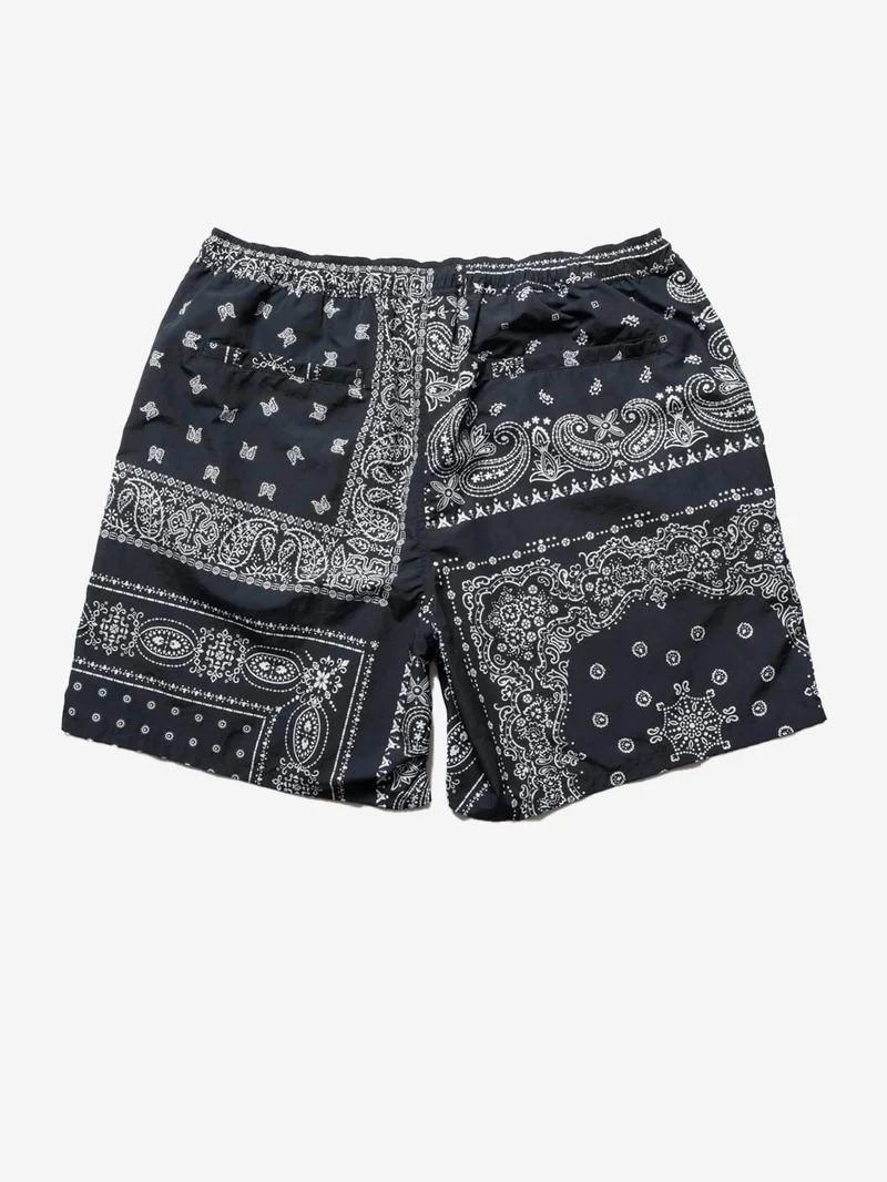 Shorts neri in nylon con stampa bandana