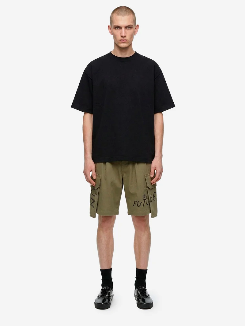 Shorts khaki con tasche cargo wide e grafiche