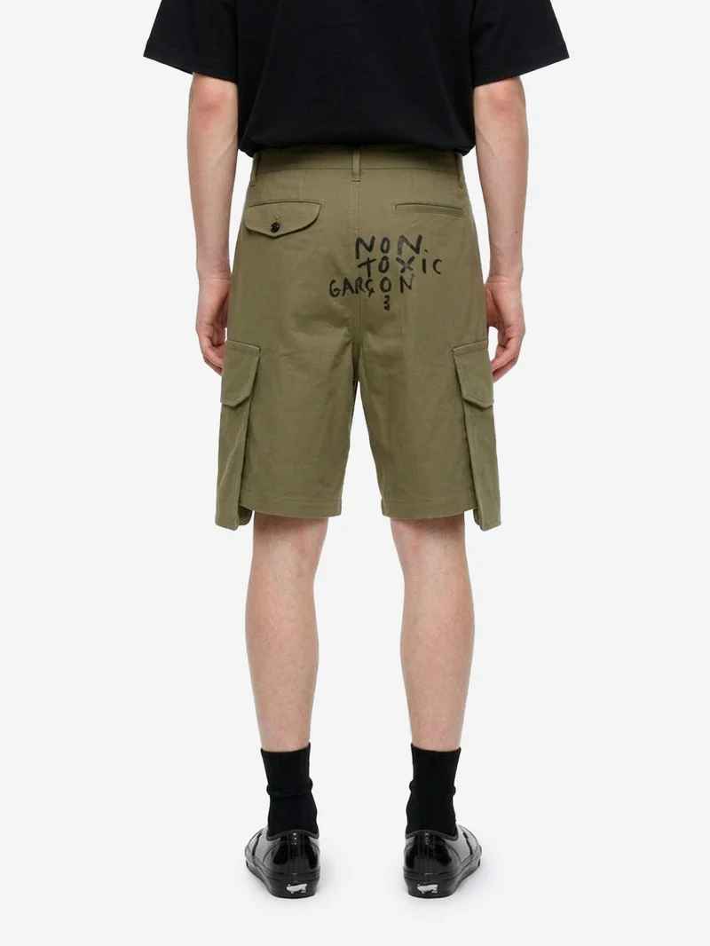 Shorts khaki con tasche cargo wide e grafiche