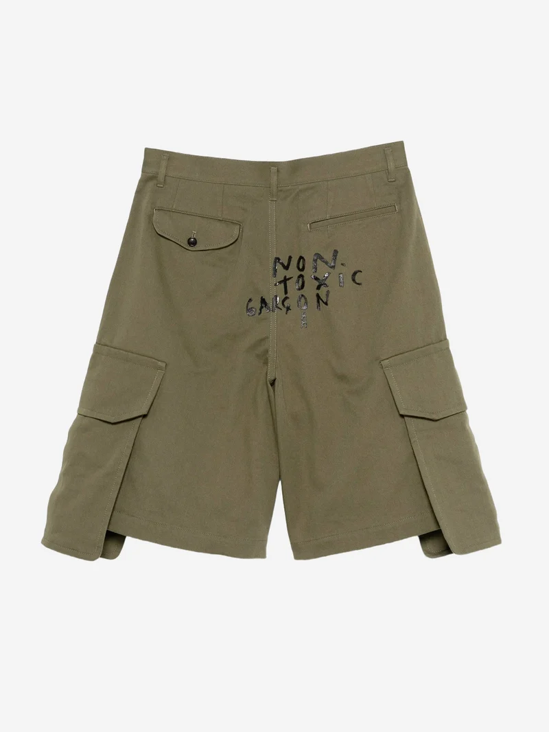 Shorts khaki con tasche cargo wide e grafiche