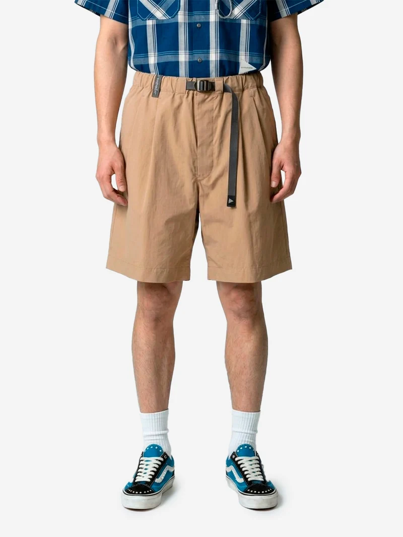 Shorts beige in tessuto tecnico pleated con cintura integrata