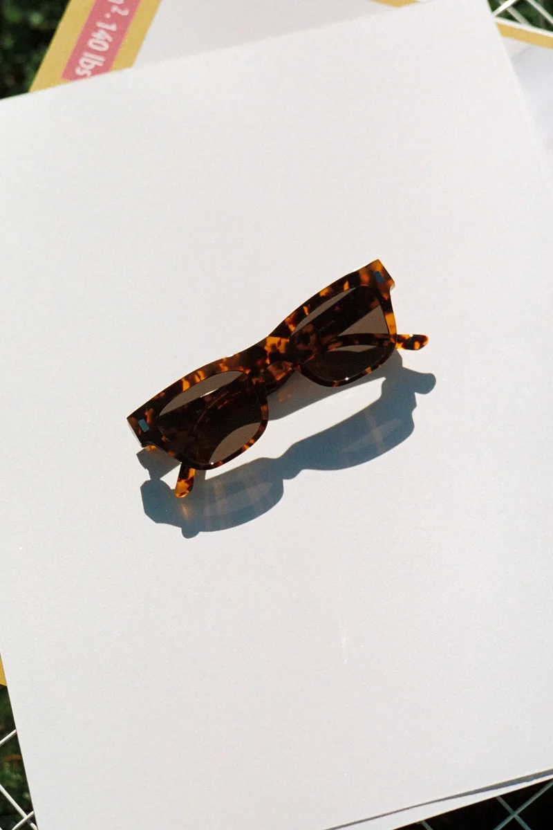 Monokel Aki Havana / Grey Solid Lens