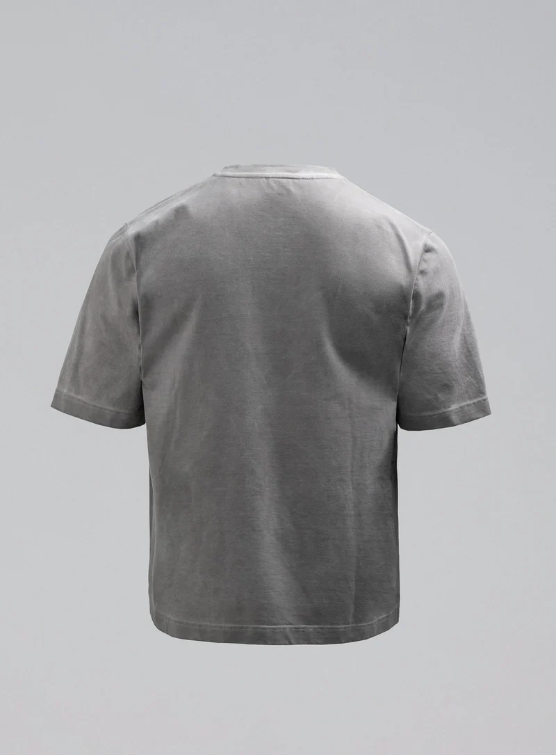 DISSIDENT-T-SHIRT MIT OIL-WASCHUNG