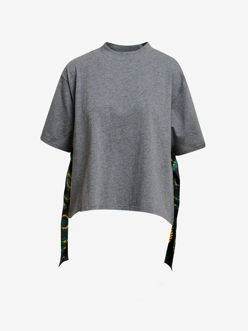 T-shirt grigia con sciarpa e inserti in seta