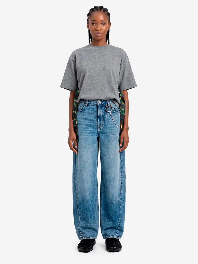 T-shirt grigia con sciarpa e inserti in seta