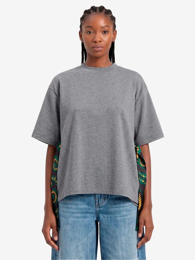 T-shirt grigia con sciarpa e inserti in seta