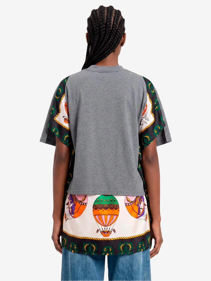 T-shirt grigia con sciarpa e inserti in seta