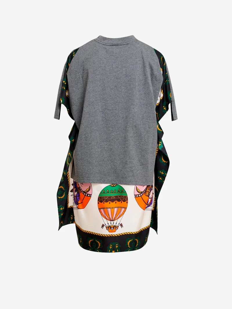 T-shirt grigia con sciarpa e inserti in seta