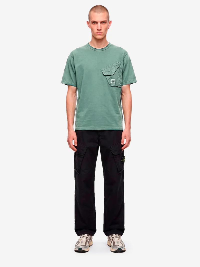 T-shirt verde scuro con tasca a soffietto e patch Compass