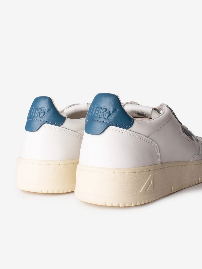 M Medalist Low in pelle bianca e talloncino blu chiaro