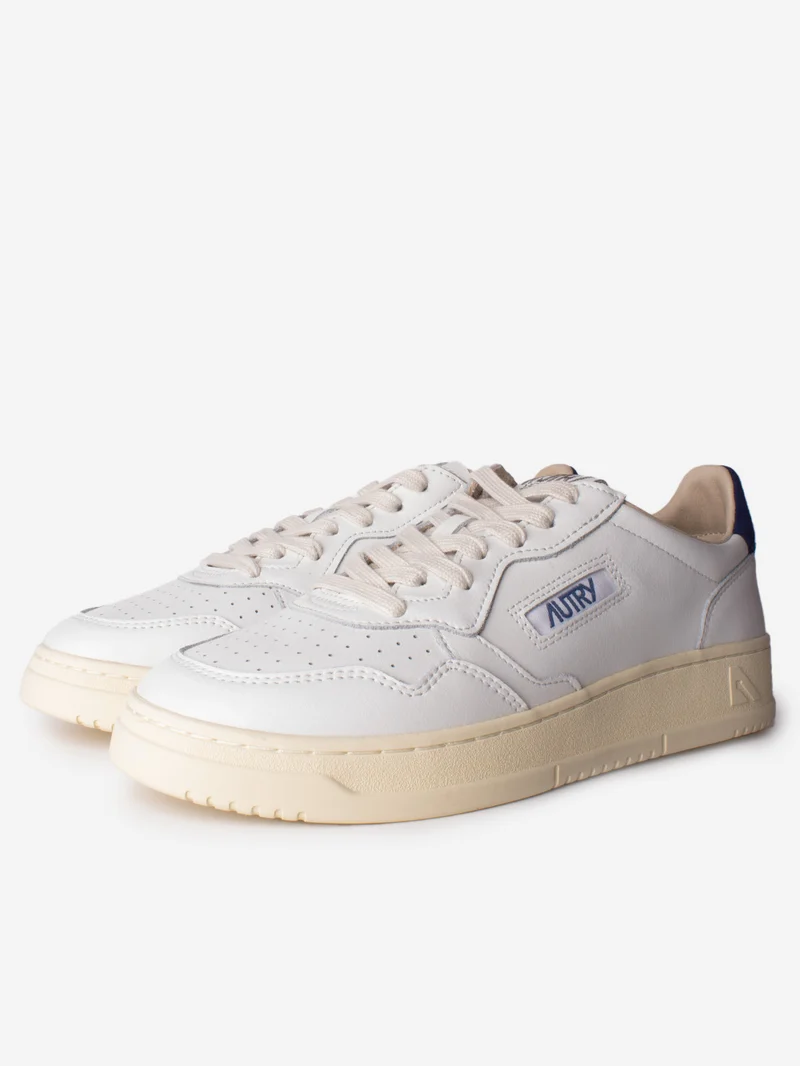 M Medalist Low in pelle bianca con logo in suede bianco e talloncino blu